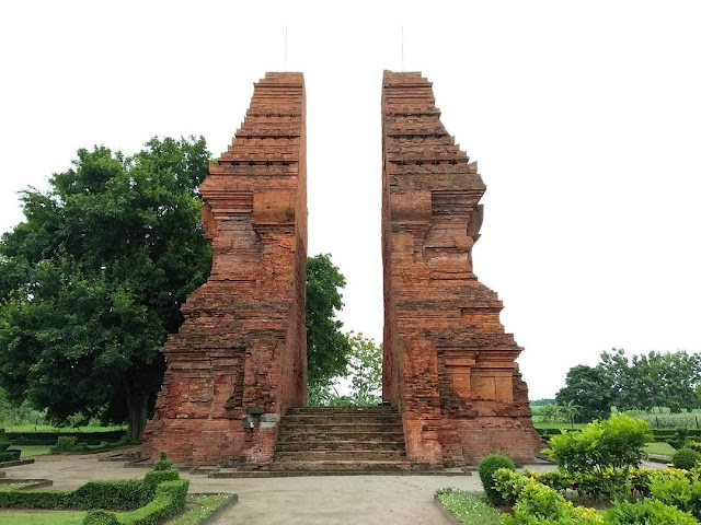 Gapura Wringin Lawang Candi Peninggalan Kerajaan Majapahit Di Mojokerto